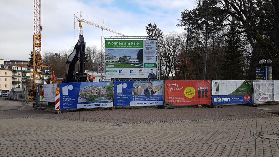 Baustelle "Wohnen am Park", Bad Dürrheim - Die neuen Bauzaunbanner hängen