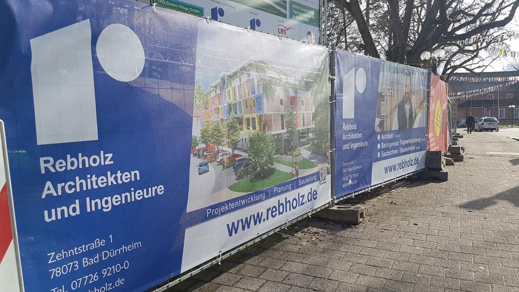 Baustelle "Wohnen am Park", Bad Dürrheim - Die neuen Bauzaunbanner hängen