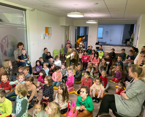 Rebholz verschenkt Freude: Villinger Puppenbühne spielt im KiGa Aasen