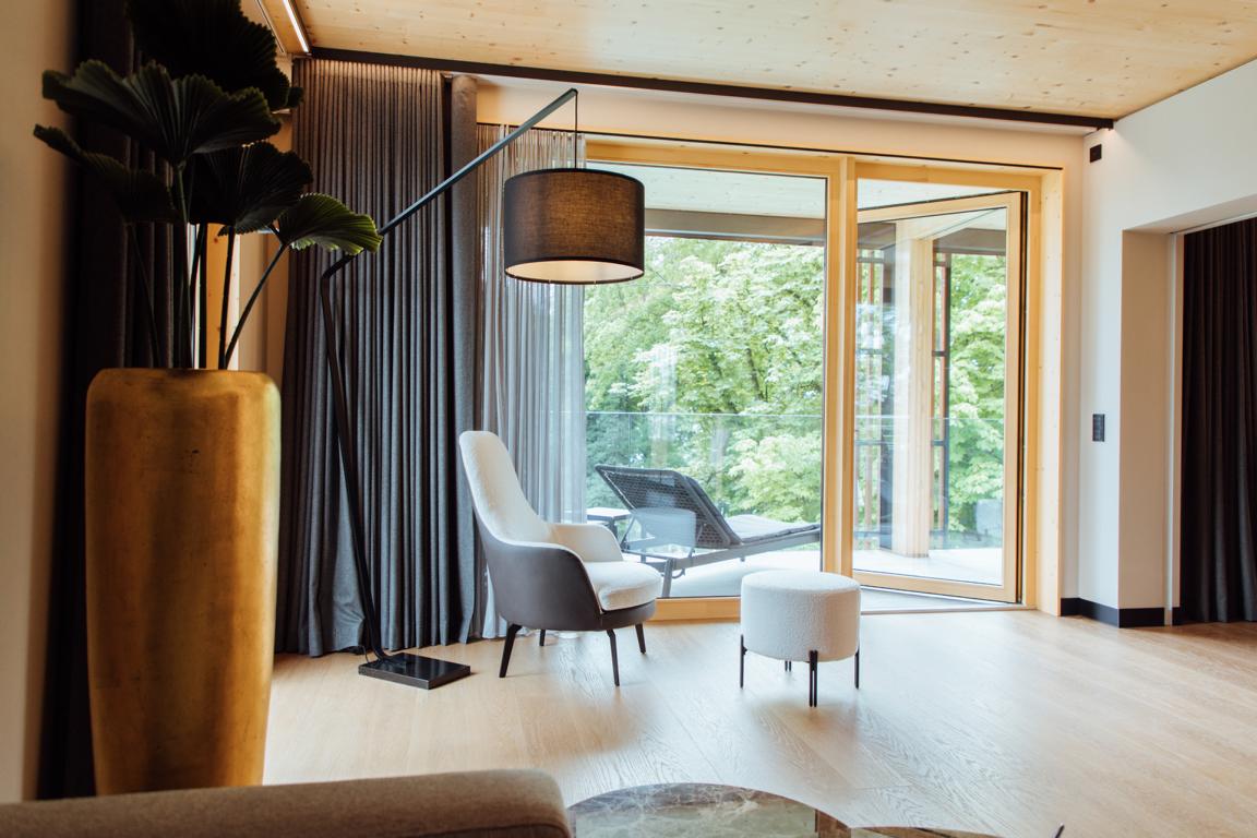 Blick aus dem Zimmer in den Park