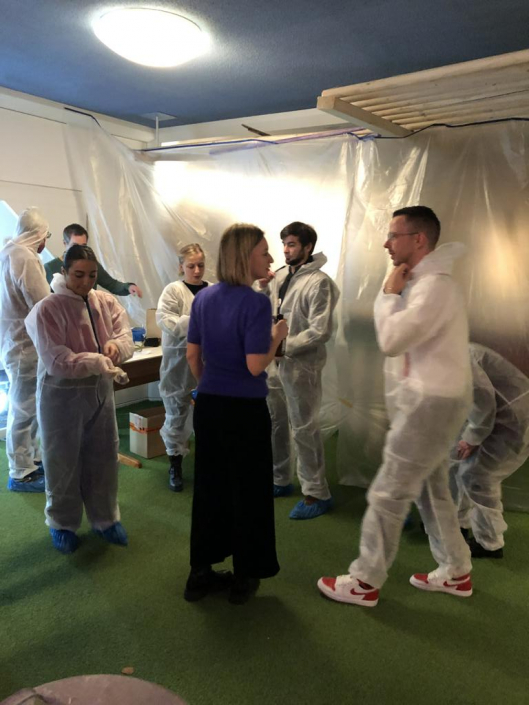 Rebholz Weihnachtsfeier 2025 – Schutzkleidung anziehen gegen Farbflecken Rebholz Weihnachtsfeier 2025 - Schutzkleidung anziehen gegen Farbflecken